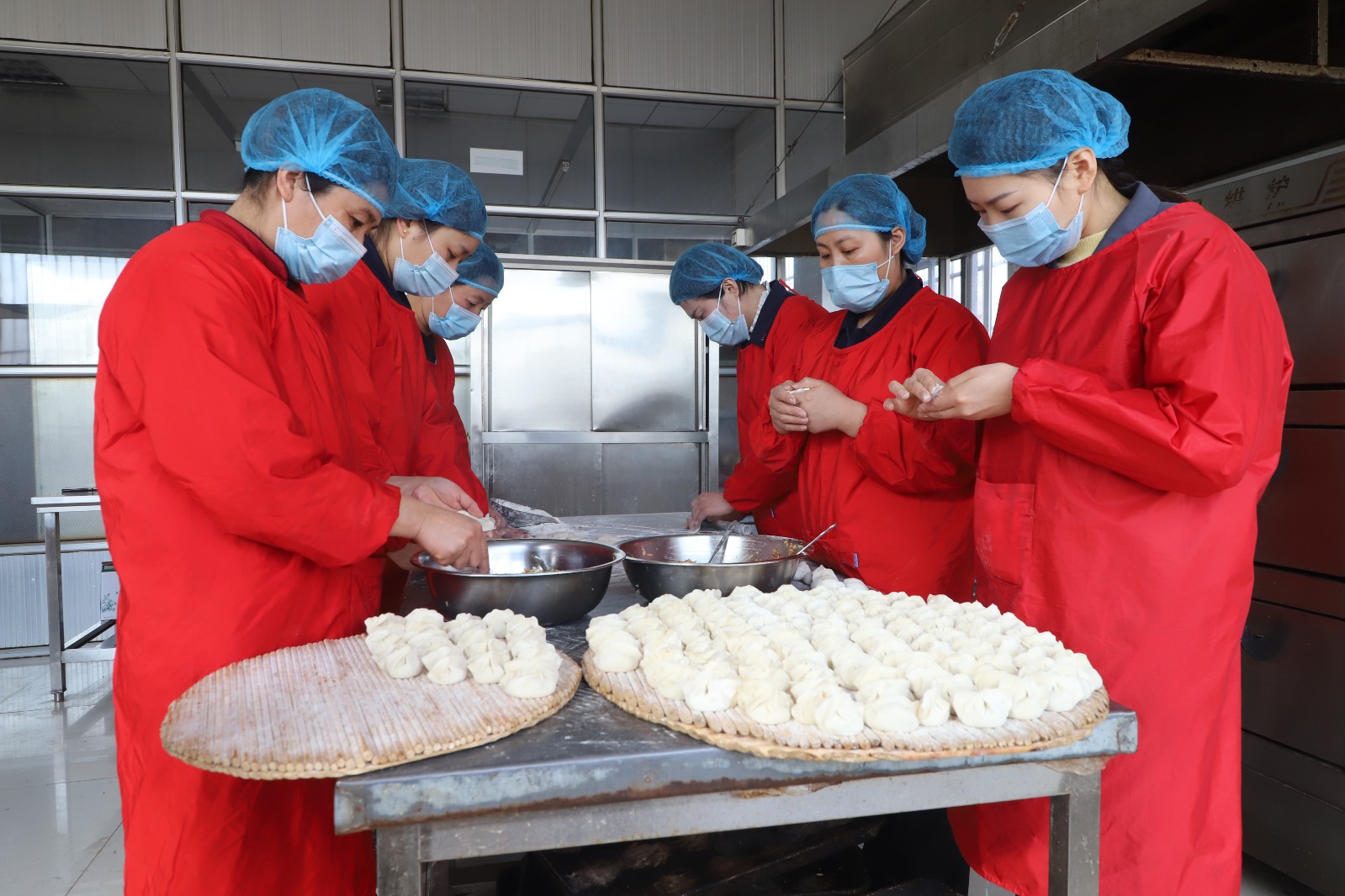为员工包水饺（石桥摄）