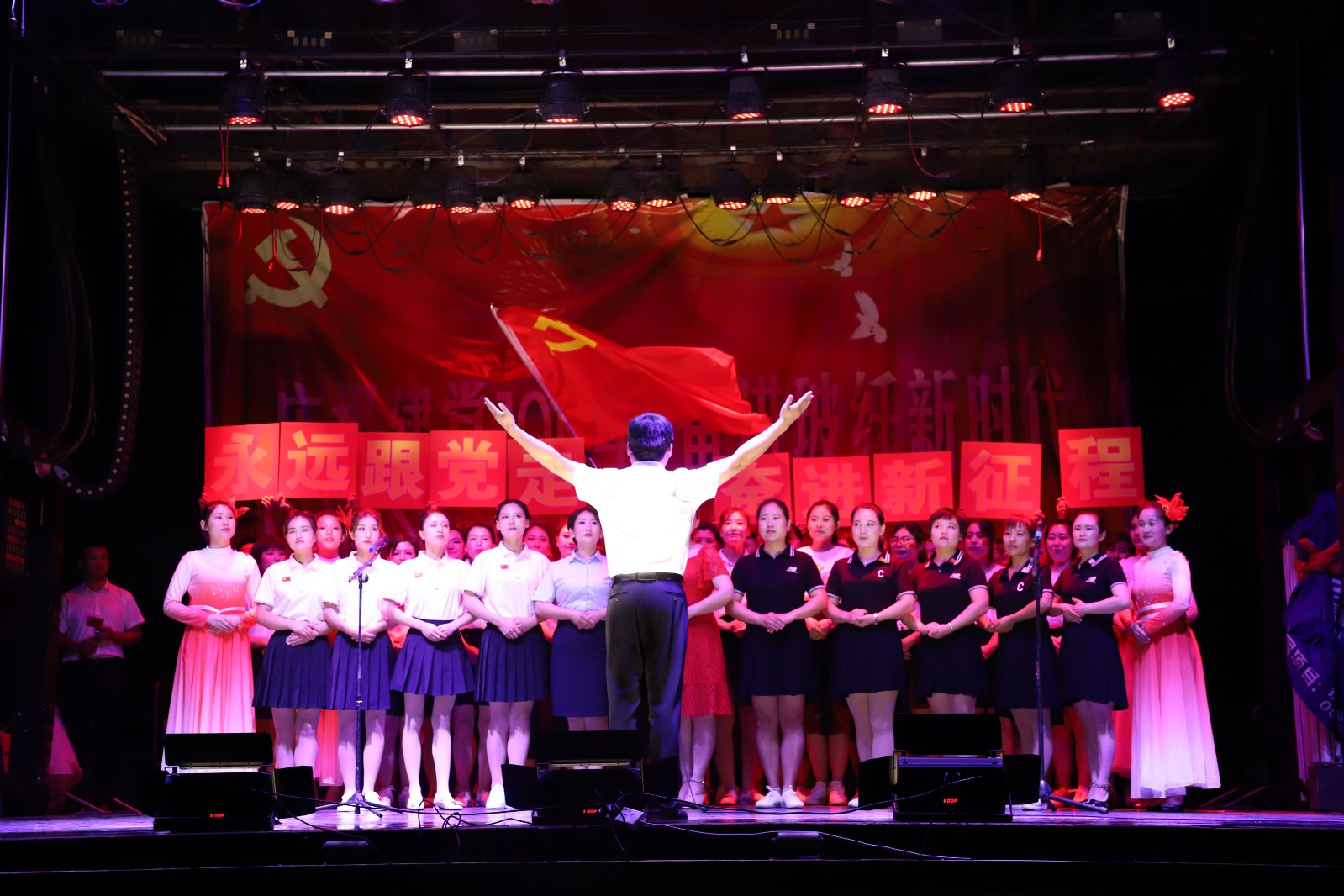 大合唱《歌唱祖国》