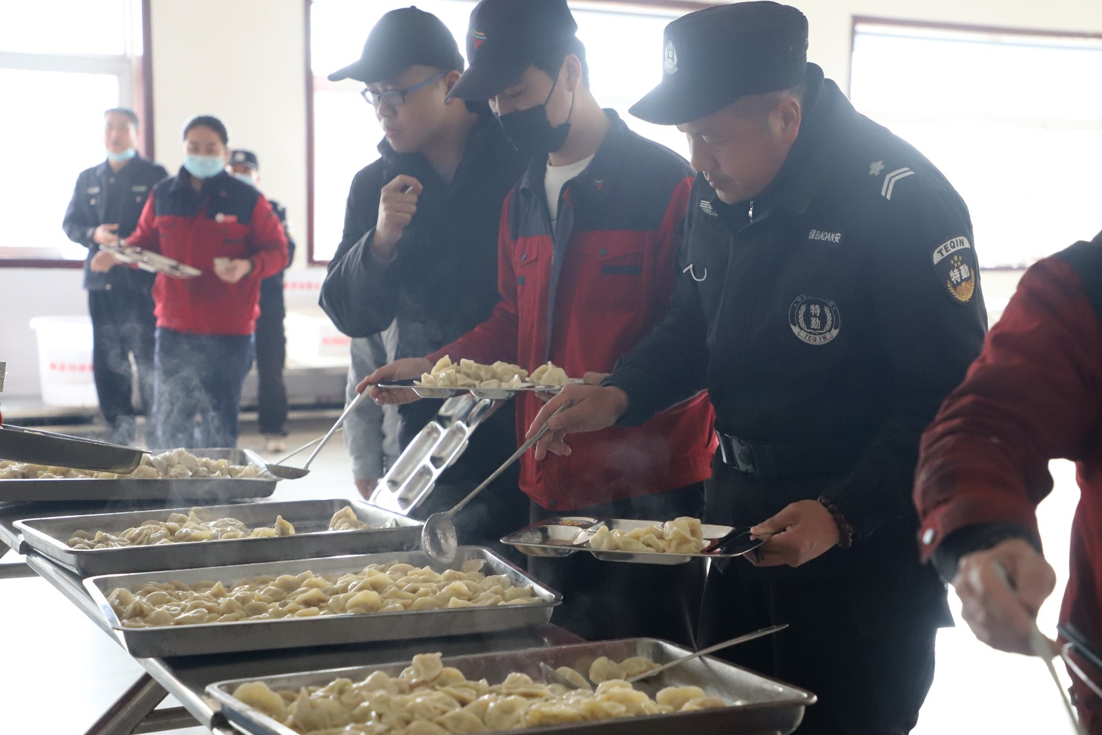 员工排队领水饺