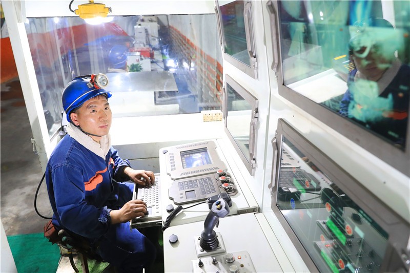 东滩煤矿智能掘进工作面以5G无线网络和万兆工业环网为基础实现工作面数据的高速传输，在集控中心实现掘进机远程控制、支护作业机械化、煤流运输系统无人作业等。