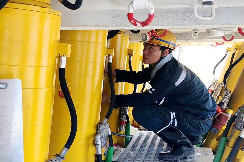 李清清参加济三煤矿液压支架工技术比武