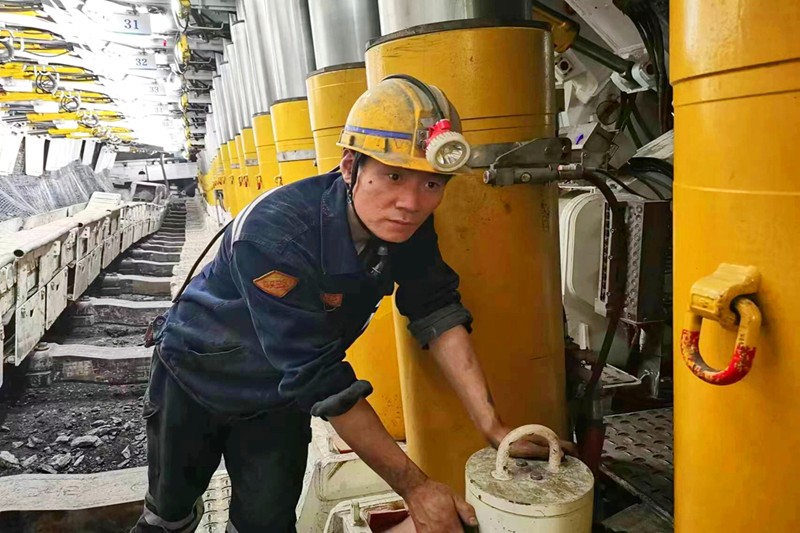 李清清采取走动式现场安全检查